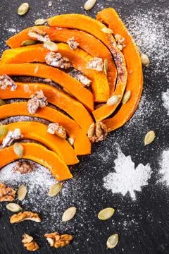 Baked pumpkin slices with nuts Foto stock