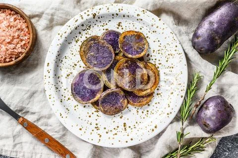 Baked purple potatoes with pink salt. Gray background. Top view Stock-Fotos