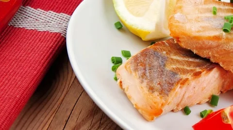 Baked salmon strips with green vegetable salad and tomatoes Vídeos de archivo 47575904