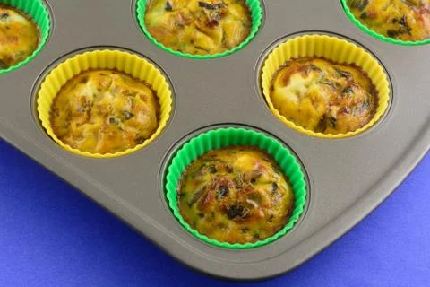 Baked scrambled egg cups Foto stock