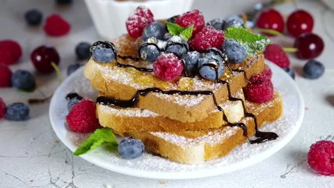 Baked with toasts with berries Stock Footage 200820020