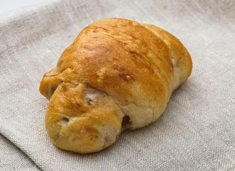 Baked Walnut Salt Bread on a Rustic Cloth Mat side view of japanese baked goo Foto stock