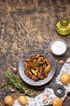 Baked young potatoes in a rustic style with sour cream Foto stock