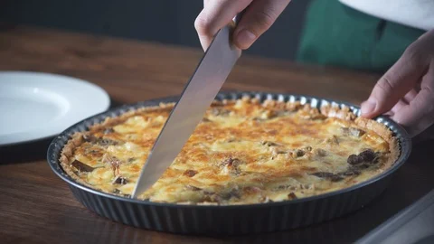 Baker chef cuts a piece of cake. Pie and bakery. Bake food on cuisine. Vidéo 124756221