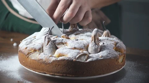 Baker chef cuts piece of pear cake. Pie and bakery. Bake food on cuisine. Vidéo 124755867
