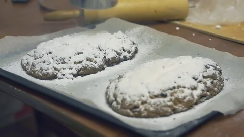 Baker Covers An German Stollen With Icing Sugar Vídeo Stock 83627621