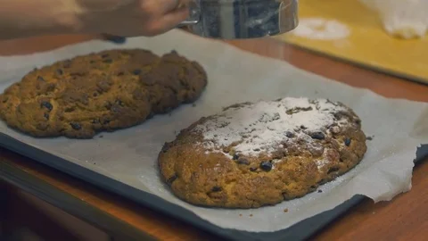 Baker Covers An German Stollen With Icing Sugar Vídeo Stock 83627731