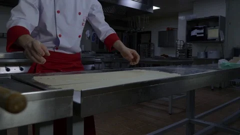 The Baker cuts the dough Vidéo 88898562