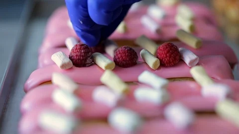 Baker decorates eclairs slider shot 스톡 동영상 96421863