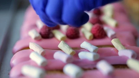 Baker decorates eclairs slider shot 스톡 동영상 96422088