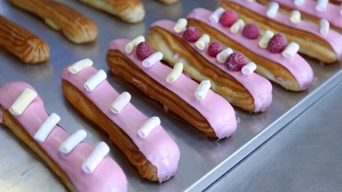 Baker decorates eclairs slider shot 스톡 동영상 96423447
