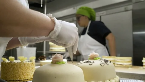 Baker decorating a cake 動画素材 77080064