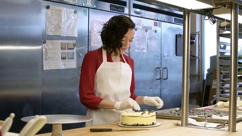 Baker decorating a cake 動画素材 77080070