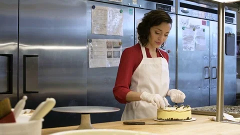 Baker decorating a cake 動画素材 77080072