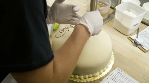 Baker decorating a cake 動画素材 77080160