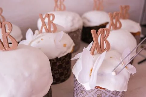 Baker decorating traditional Easter cake with sweet icing and chocolate topper. Foto stock