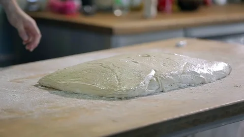 Baker Hands Kneading Dough In Flour On Table 库存影片 89576347