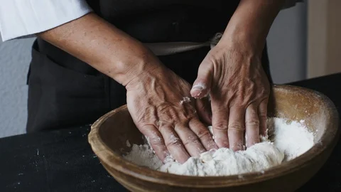 Baker hands kneading dough 库存影片 91983936