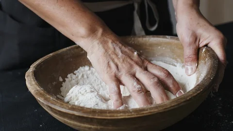 Baker hands kneading dough Vídeos de archivo 91984995