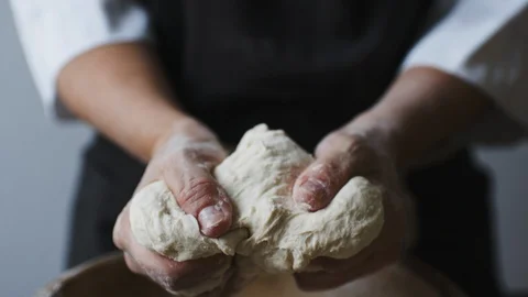 Baker hands kneading dough 動画素材 92109828