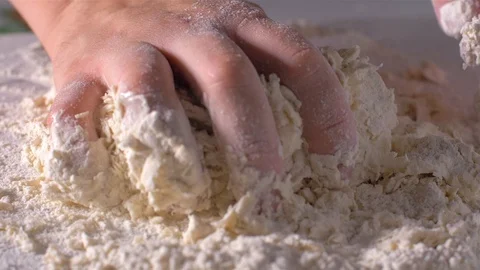 Baker kneading dough in flour on table, slow motion Vídeo Stock 106152735