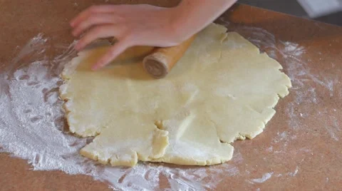 Baker kneading dough with rolling pin on table Vidéo 67806839