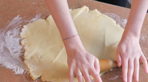 Baker kneading dough with rolling pin on table Vidéo 68685703