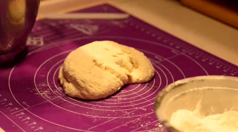 Baker kneading dough on table Vídeos de archivo 59577617