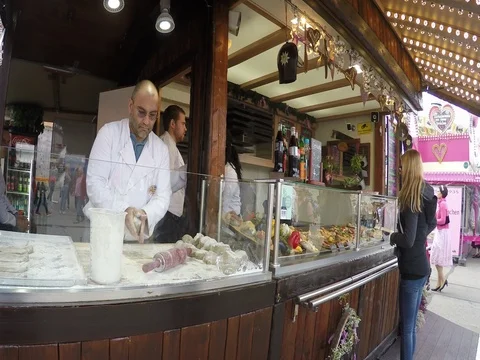 Baker making baked goods at Munich Germany Oktoberfest Stock-Footage 80495437