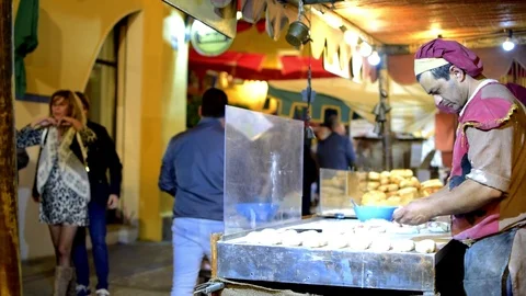 Baker man bakes bread at a medieval market in a traditional way 库存影片 124088435