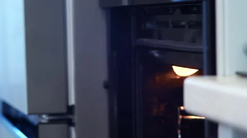 Baker opens oven 库存影片 161474079