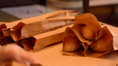 Baker packs hot bread Vídeos de archivo 59578923