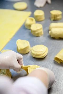 Baker prepares dough rolls in a kitchen for baking Stockfoto's