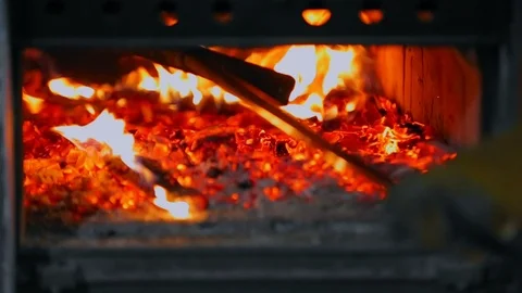 The Baker Prepares The Oven For Cooking 库存影片 89576179
