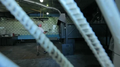 The Baker Prepares The Oven For Cooking 库存影片 89576462