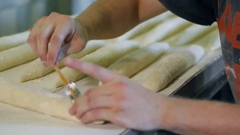 Baker Prepares Raw Bread For Baking 库存影片 89575721