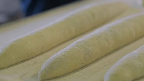 Baker Prepares Raw Bread For Baking 库存影片 89575733