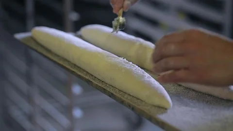 Baker Prepares Raw Bread For Baking 库存影片 89575871