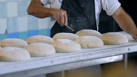 Baker Prepares Raw Bread For Baking 库存影片 89575934