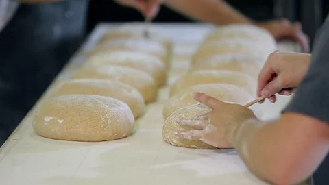 Baker Prepares Raw Bread For Baking 库存影片 89575969