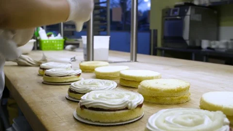 Baker preparing cakes 스톡 동영상 77079947