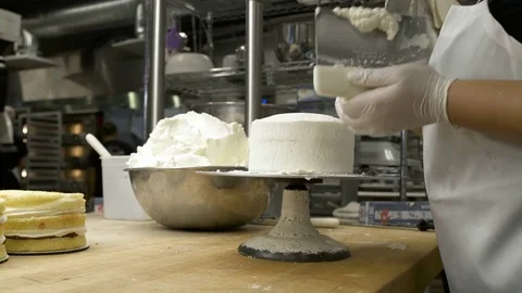 Baker preparing cakes 動画素材 77080153