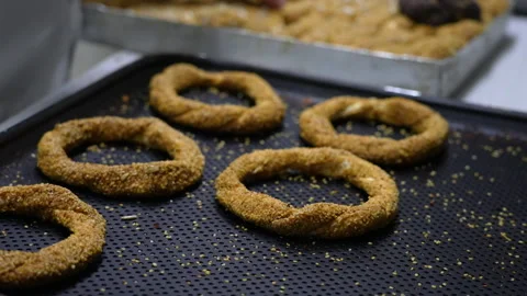 Baker preparing fresh simit bagels in Istanbul, Turkey Stock Footage 327541748