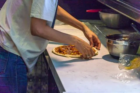 Baker preparing pizza dough at kitchen bar in restaurant Foto stock