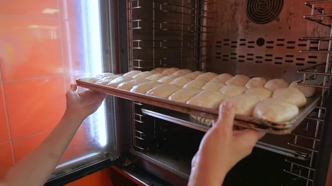 Baker put the pan in the oven Vídeo Stock 96423597