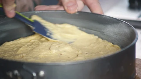 Baker puts in the baking dish dough for a pie, cake or other bakery products. Vidéo 124751698