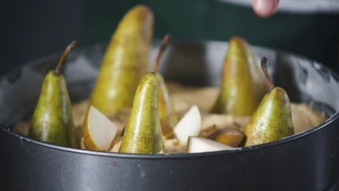Baker puts pears in cake flour lying in a baking dish. Pie and bakery products. Vidéo 124752270