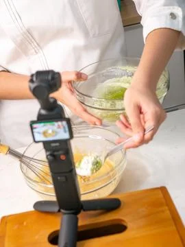 Baker Recording Baking Process with Action Camera and Microphone in Home Ki.. 스톡 사진