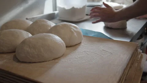 Baker Rolling Bread Loafs in Bakery Vídeo Stock 267847590