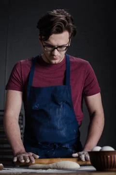 Baker rolling dough 库存照片